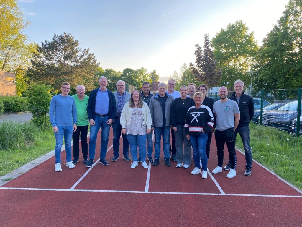 Gruppenbild des Vorstands des VfL Handball Mennighüffen